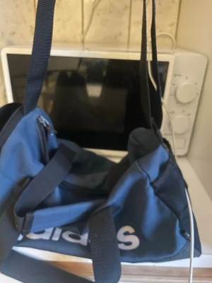 Blå sportbag från Adidas - Mindre modell av adidas väska det får perfekt plats med gym skor och kläder utan att vara stor och klumpig jätte söt 