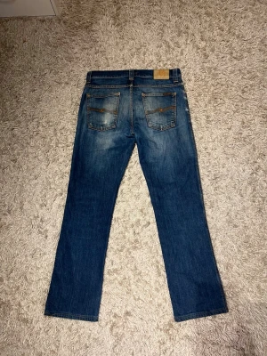 Nudie jeans slim jim striaght fit bootcut archive flare ola glenn fit herr  - Nudie jeans modell slim jim. Straight fit med en lätt bootcut/flare och med en riktigt fet fade och snygga whiskers. Mycket bra skick, inga märkvärdiga defekter. Storlek W33 L34. Postas samma dag slm köp eller dagen därpå🙌💯