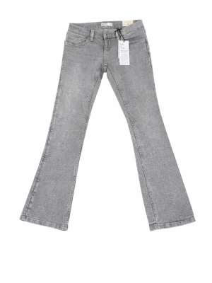 Grå bootcut jeans från Gina Tricot - Ljusgrå bootcut jeans (nya med lapp) Superfin passform, stretchiga och sitter så snyggt 🤍 Aldrig använda.