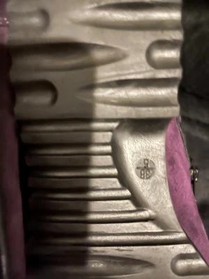 Lila boots med grov sula - Boots med en chunky, mönstrad sula i grått och ovandel i lila tyg. Skorna har en modern och sportig look med tydliga detaljer på sulan som ger extra grepp och stil. Perfekta för dig som vill sticka ut med färg och unik design.