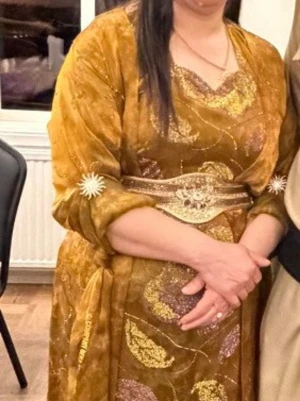 Guldfärgad lawandi med glitter - Unik guldfärgad lawandi i glittrigt material med stora blommönster i guld och lila. 38/40