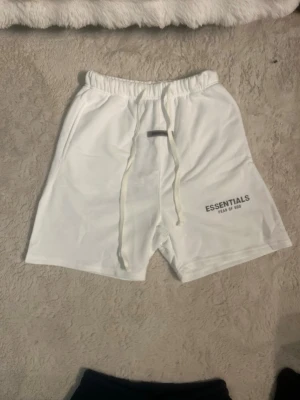 Essentials Shorts - Snygga Essentials shorts i vit, helt felfria i topp skick.