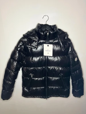 Moncler jacka svart - Moncler jacka svart i ny skick, NFC på loggan, dm vid frågor eller för detaljbilder.