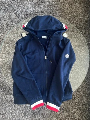 Moncler hoodie  - Skön vanlig Moncler hoodie, inte använd så länge och i väldigt bra skick. L men sitter som liten M. Skriv vid frågor och pris kan diskuteras vid snabb affär ! 