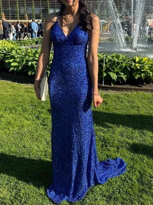 Blå balklänning  - Säljer nu min vackra balklänning i färgen royalblå, med öppen rygg, handsydda paljetter och ett släp baktill💙 Mycket fint skick då den endast är använd 1 gång och fler paljetter är påsydda efter användning, så den är i princip i nyskick.   Köpt på Dressroom Studio (före detta Dressroom Linné) i Göteborg.  Storlek 34, men passar även 36 enligt mig. Tillhörande förvarings-/klädpåse ingår att lägga balklänningen i.