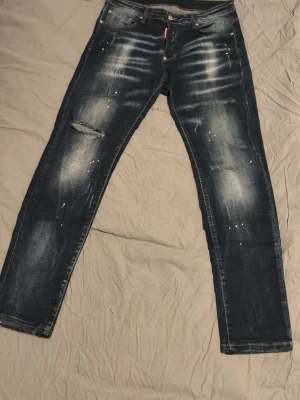 Mörkblå slitna jeans med detaljer - Dsq2 jeans skriv vid funderingar 