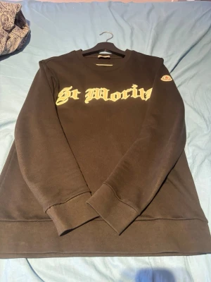 Svart Moncler St Moritz - Hej! Säljer nu min svarta moncler kofta. Koftan är i storlek S och är i färgen svart. Moncler logga på vänster arm. Aldrig använd. Skriv om det är nåt ni undrar över, eller om ni vill ha flera bilder. Hör av er
