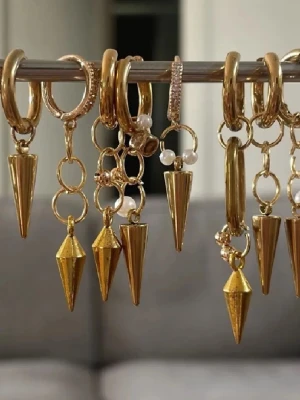 Unika handgjorda örhängen - Säljer flera par chunky örhängen i både silver- och guldfärg. Örhängena har coola spikes och vissa har små vita pärlor som detalj. Ni får höra av er ifall du är intresserad! Du skickar bild på de två styckna du vill att jag ska skicka, så fixar jag! 2st för 50 och ett örhängen, för 35!