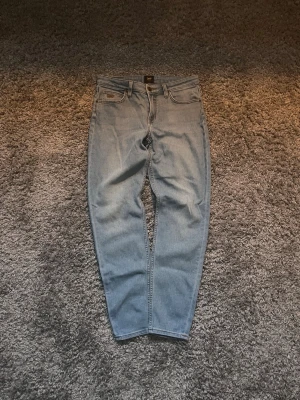 Ljusblå Lee jeans med rak passform - Säljer ett par ljusblå jeans från Lee i storlek W31 och säljs för 180kr!