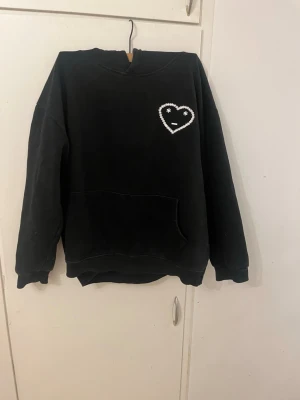 Carisco hoodie - Säljer min svart catisco hoodie storlek L den är förliten på mig