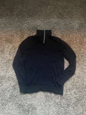 Mörkblå halvzip från Jack & Jones - Snygg mörkblå tröja från Jack & Jones i storlek Xs, säljs för 120kr!