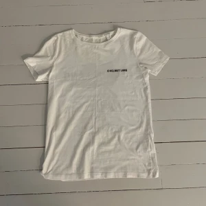 Helmut Lang T shirt - En riktigt snygg t shirt från Helmut Lang! | t shirten är limited edition och säljs inte längre | nypris ca: 1800 kr | skick 8/10