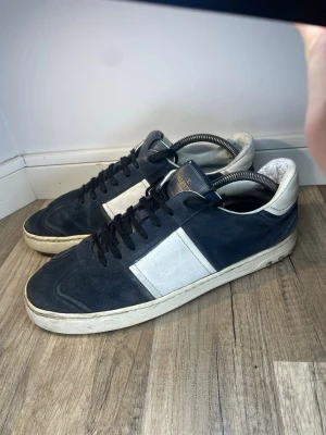 Valentino flycrew marinblå  - Dessa sällsynta flycrew till salu några spikar borta säg till om ni har frågor 