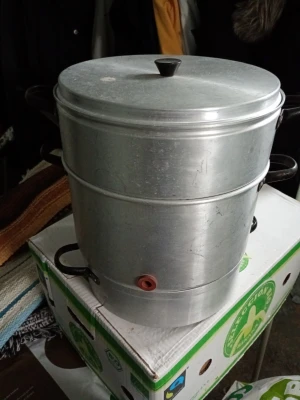 Större saftmaja i aluminium - Säljer en klassisk saftmaja i aluminium med lock och svarta handtag. Perfekt för att koka saft eller ånga bär och frukt. Utrustad med tappkran i röd plast för enkel avtappning. Enkel och robust design som funkar till många olika köksexperiment.