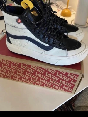 Vans svartvita höga sneakers - Snygga Vans Sk8-Hi MTE-2 Varsity trainers i svart. Perfekt för alla väder med MTE-teknologi som håller fötterna torra och varma. Stilrena och bekväma skor som passar till många olika outfits. Unisex perfekta till höst/ vinter Kan hämtas på steriksplan  Nypris ca 2000kr