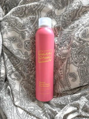 Happy Crazy Mine torrschampo rosa - Torrschampo från Happy Crazy Mine i en snygg rosa flaska med gul text. Perfekt för att fräscha upp håret snabbt mellan tvättarna. Flaskan har en rund form och ett vitt lock. Enkel att använda och smidig att ta med i väskan.