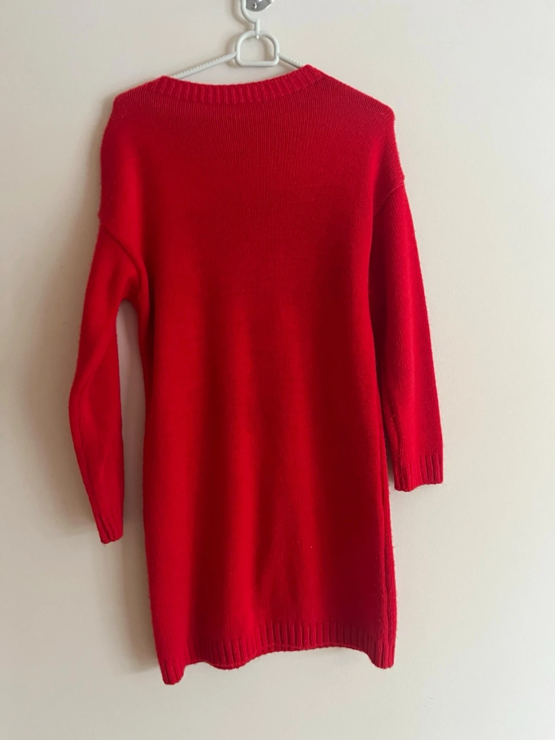 Röd stickad tröja med M och rosett - 1