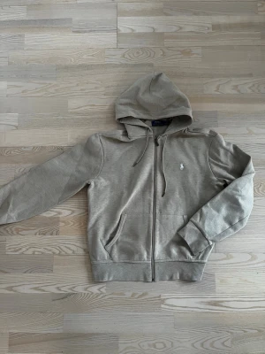 Beige Ralph Lauren Zip Hoodie - Säljer nu denna Beige Ralph Lauren Polo Zip Hoodie  10/10  Nypris 2395kr  Mitt Pris 999kr  Skicka vid minsta funderingar!