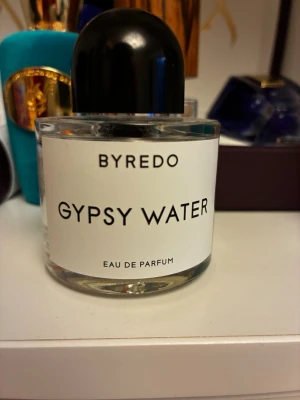 Byredo Gypsy Water Eau de Parfum - Byredo Gypsy Water Eau de Parfum. Ursprungligen 50ml. Jag uppskattar det till 12-13 ml kvar. 