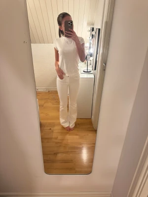 Vita bootcut jeans från ONLY - Säljer ett par vita bootcut jeans från ONLY. Jeansen har klassisk femficksdesign och är tillverkade i ett stretchigt denimtyg som sitter snyggt på kroppen. 