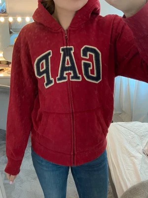 Gap hoodie  - Säljer en snygg röd Gap luvtröja med dragkedja, storlek XS (barnstorlek XXL 14-16) Fint skick, inga defekter. Köpt på Plick