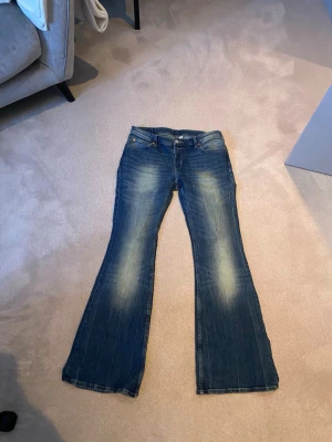 Mörkblåa bootcut jeans från weekday - Jätte fina mörkblåa bootcut jeans från weekday i storlek W 31 L 32. Andvända en gång 