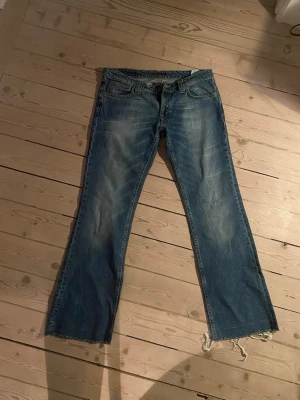 Vintage Bootcut Nudie Jeans - Säljer nu mina riktigt feta Bootcut Nudie Jeans med snusfade! Dem är avklippta där nere och är 100 cm långa circa L30/31. Vintage modell som inte längre finns, kontakta mig vid fler frågor, priset kan självklart diskuteras!😊