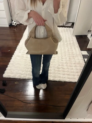 Beige handväska  - Beige handväska som knappt är använd. 