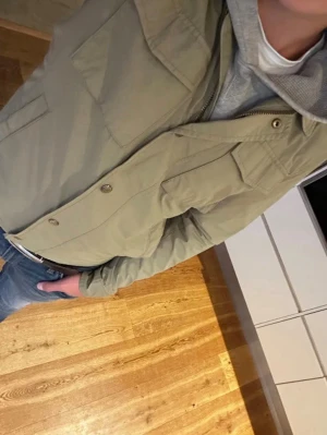 Unik Overshirt från Massimo Dutti - Svin fet overshirt från Massimo Dutti, skick 9/10. Är 176 på bilden, passar dig som är 170-180. Hör av dig om du har frågor