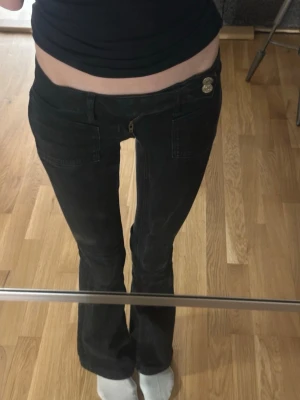 Low waist bootcut jeans Gina tricot  - Säljer ett par mörkblå bootcut jeans från Gina Tricot. Sparsamt använda och inga slitage i botten av jeansen! I storlek xxs tall! Från Gina Young 14+