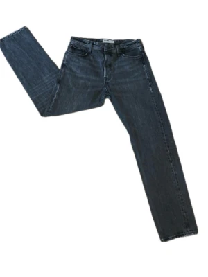 Svarta jeans från Jack & Jones - Snygga svarta jeans från Jack & Jones med klassisk femficksmodell och raka ben. Tillverkade i kvalitetsbomull med en tvättad finish som ger en cool look. Perfekta för dig som gillar en enkel men stilren stil.