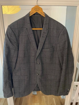 Kavaj Tiger of Sweden i stl 54 - Kavaj från tiger och sweden. Grå rutig i stl 54. I mycket bra skick.