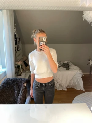 Vit cropped stickad tröja från Zara - Säljer en vit, cropped stickad tröja med rund hals och halvlånga ärmar. 