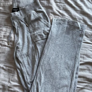 Grå mjukisbyxor från Juicy Couture XS - Grå mjukisbyxor från Juicy Couture i storlek XS. Byxorna är i väldigt bra skick