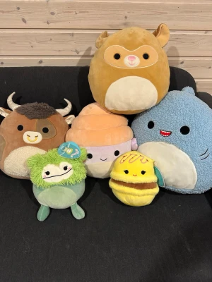 Squishmallows gosedjur samling - Ett set med Squishmallows gosedjur. Perfekt för samlare eller barn som älskar mjuka leksaker. Inkluderar olika karaktärer och storlekar.  säljer helst alla samtidigt, vissa har fortfarande sin prislapp och dem andra har ej, dem är som nya.