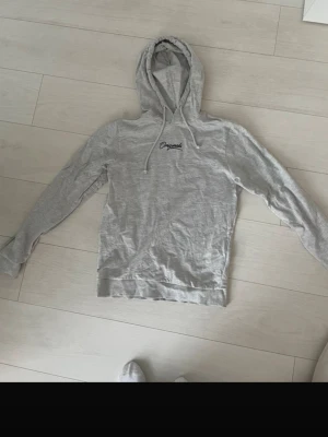 Grå hoodie från Jack and Jones  - Säljer nu en sjukt snygg hoodie från Jack and Jones. Pris kan diskuteras vid snabb affär 