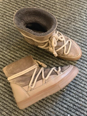 Bruna inuikiis - Såå snygga bruna inuikiis. Färgen har skavts bort lite på hälen på den ena (se sista bilden) men inget man tänker på. Dessutom hänger de flesta jeans över det vid användning. Därav priset. Tryck gärna på köp nu! Hör av dig vid frågor eller funderingar❣️