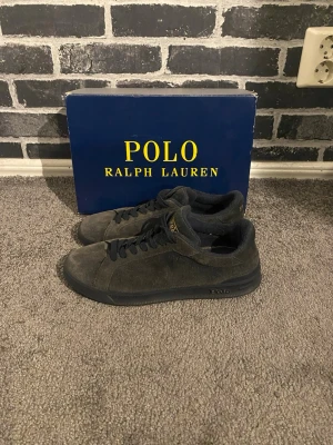 Ralph lauren skor  - Tja säljer nu dessa feta skor från Ralph lauren! Helt okej skick då de tappat lite färg men har mycket kvar att ge! Hör av dig för minsta fundering!