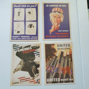 Vykort med retro inspirerade krigspropaganda - 4st vykort som är inspirerade av gamla världskriget.  Motiv av amerikansk krigspropaganda från andra världskriget. Framsidorna har färgglada tryck med och baksidorna är tomma med plats för frimärke och adress. Perfekt för samlare eller som dekoration. Skick: bra begagnat skick, någon enstaka kan ha någon kantstött hörn. Storlek: ca 14×10cm