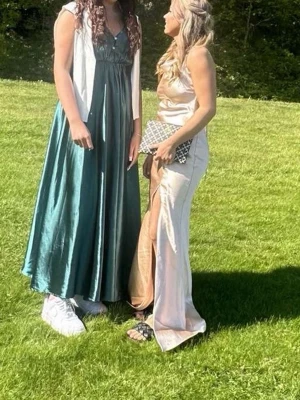 Champagnefärgad balklänning  - Säljer min balklänning! Använd endast en kväll, från Zalando men finns inte kvar Öppen i ryggen, lite smuts på *släpet* men inget som syns när den är på