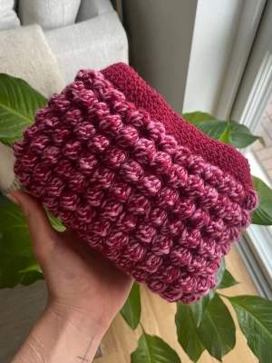 Nessesär 🍓 - Handvirkad nessesär i stabilt tjockt garn, håller formen som den ska. 