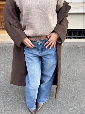 Blåa raka jeans  - Säljer ett par klassiska blå jeans med rak passform . Perfekta för en avslappnad och trendig look. Aldrig använda, lappar kvar ❤️