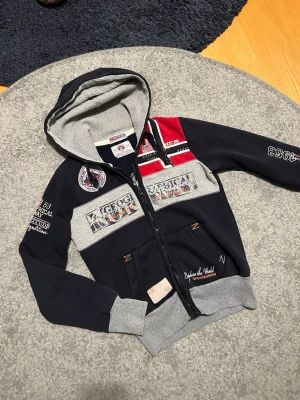 Archive Hoodie  - Otroligt snygg hoodie från Geographical Norway som svider att sälja men den var för liten för mig | Storlek XS | Väldigt bra skick | Kontakta mig vid frågor och pris ej hugget i sten så kom med förslag 🇳🇴 
