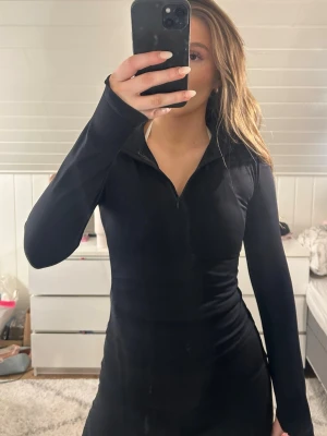 Svart långärmad träningströja gtech - Snygg svart långärmad träningströja från gtech i modellen Performance Zip Shirt, dragkedja framtill och tight passform. Perfekt för gymmet eller löprundan. Materialet är stretchigt och andas bra. Diskret logga i nacken, nypris 499! 