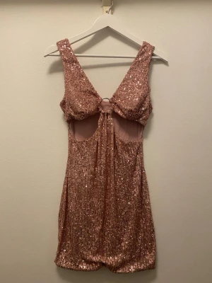 🩷 Rosa Glittrande Klänning Cut-out - ✨ Rosa glittrig kortklänning med paljetter och cut-out framtill söker nytt hem. Använd fåtalet gånger. Skön, vacker och hänger sen tid tillbaka bara i garderoben. Passar mig perfekt, som bär storlek S/36. ✨✨ 