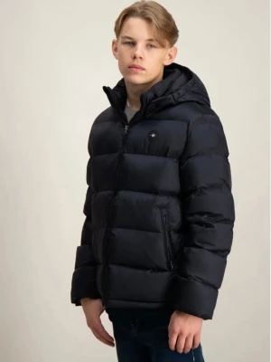Svart pufferjacka med huva - Säljer en svart pufferjacka med huva och dragkedja framtill. Jackan har två sidofickor med dragkedja och quiltad design. Perfekt för kalla dagar och riktigt skön att bära. Liten logotyp på bröstet ger en clean look.
