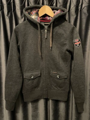 Napapijri tröja  - Napapijri zip hoodie - skick 8/10, fint skick utan defekter! - storlek S, men passar XXS - SJUKT FET OCH UNDERSKATTAD TRÖJA! - hör av er vid frågor🙌