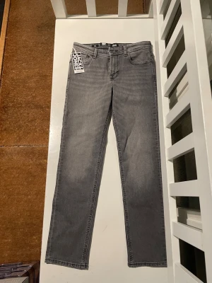 Grå raka jeans från Jack & Jones - Snygga grå jeans från Jack & Jones storlek 158 