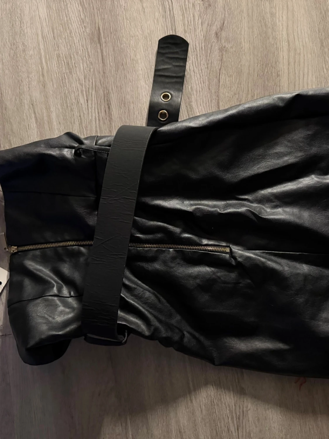 Svart axelbandslös klänning med bälte - 4