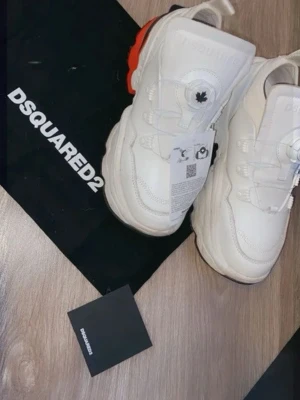 Sneakers Dsquared2 - Säljer ett par vita chunky sneakers från Dsquared2. Helt nya. Kvitto, originalkartong och dustbag medföljer. Storlek 38.